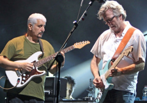 Pino Daniele ed Eric Clapton insieme sul palco dello stadio di Cava de Tirreni il 24 giugno 2011 © ANSA